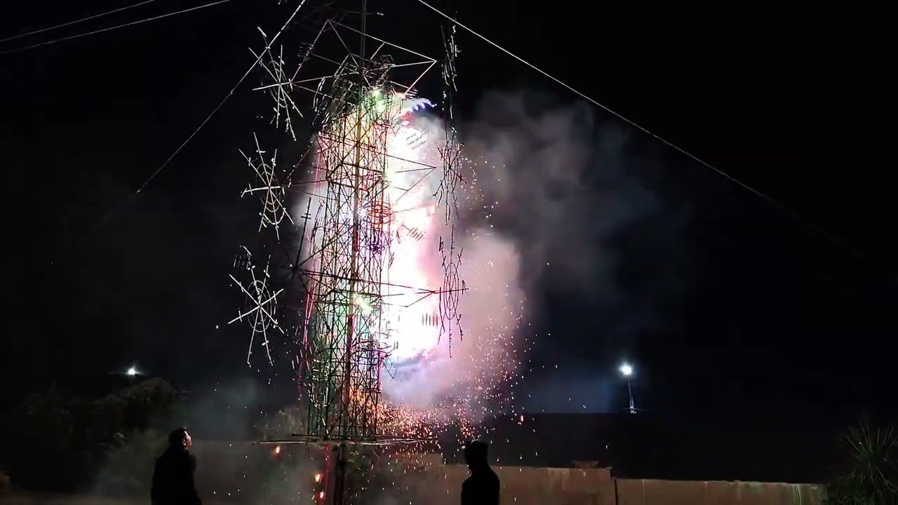 Quema de castillo en honor a cristo rey realizada por pirotecnica Elpidio tel 4767096289 