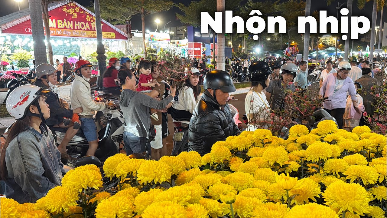 Chợ hoa đã đông trở lại, người bán mong một cái Tết ấm no