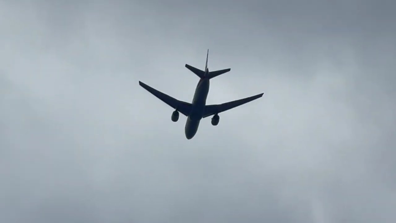 Planes Landing and Flying #planespotting #plane #aviation #planes #aviationlovers #aviationdaily