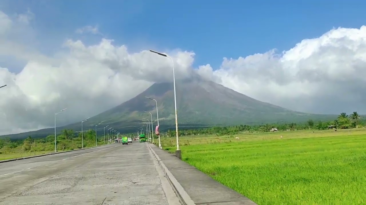 Hindi nakuhanan ng mas maganda mga Ka-igan may ulap yung dulo ng Mayon hehehe #mayon