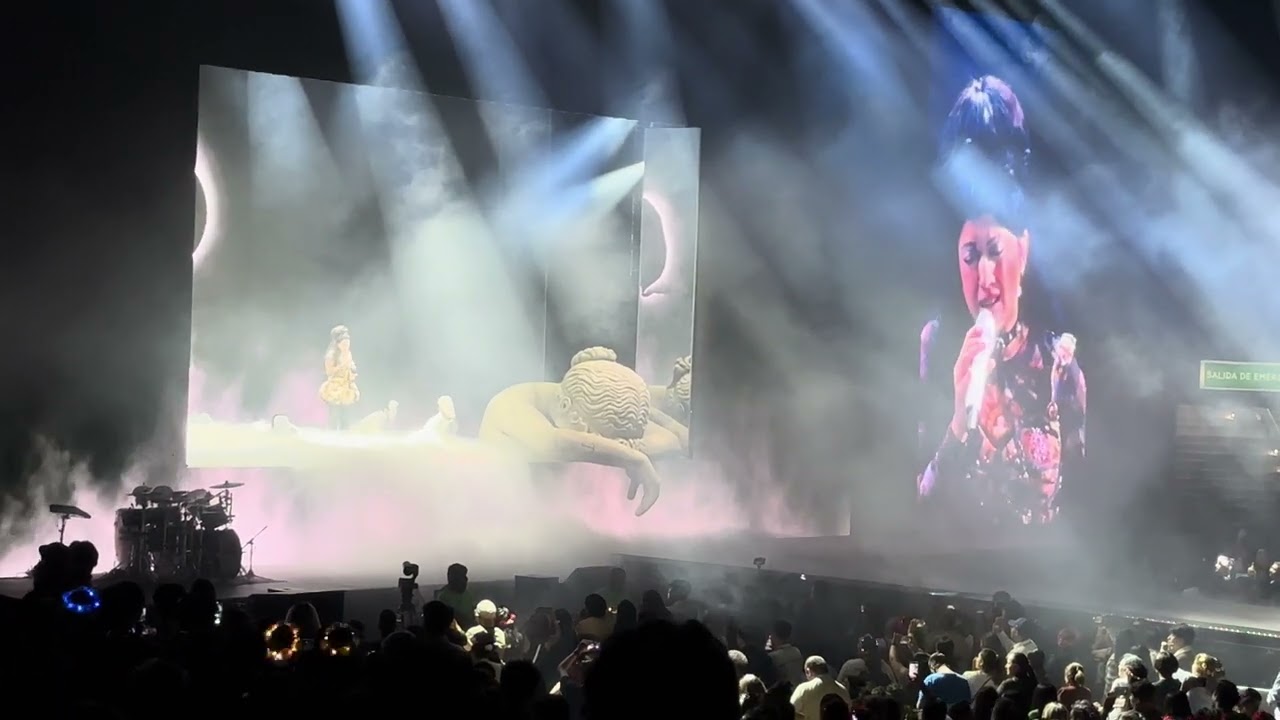 Casta diva/Ending. Mon Laferte Autopoietica tour Palacio de los Deportes 2024