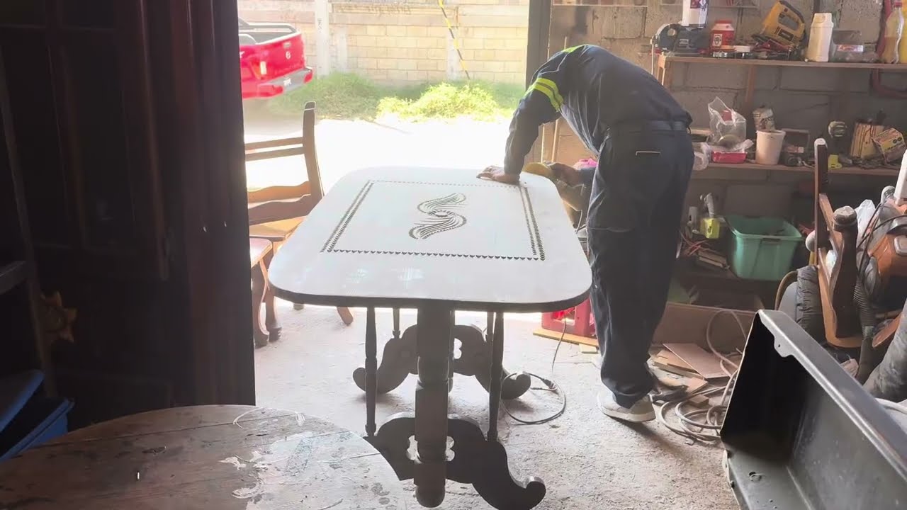 Reparando una mesa que  ya    No servía  