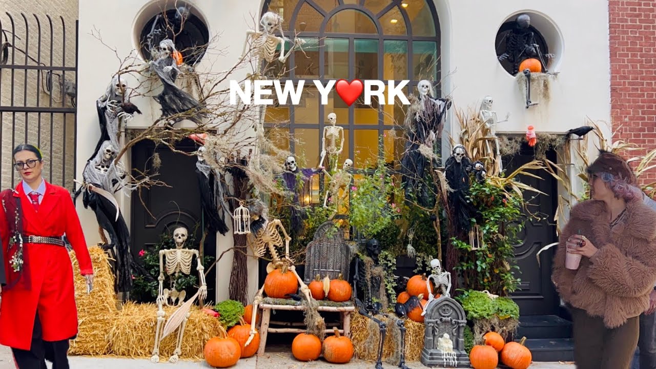 [4K]🇺🇸NYC Walk🗽Best Halloween Decorations on Upper East Side🍂🎃Beautiful Autumn Day in NYC | Oct 2025