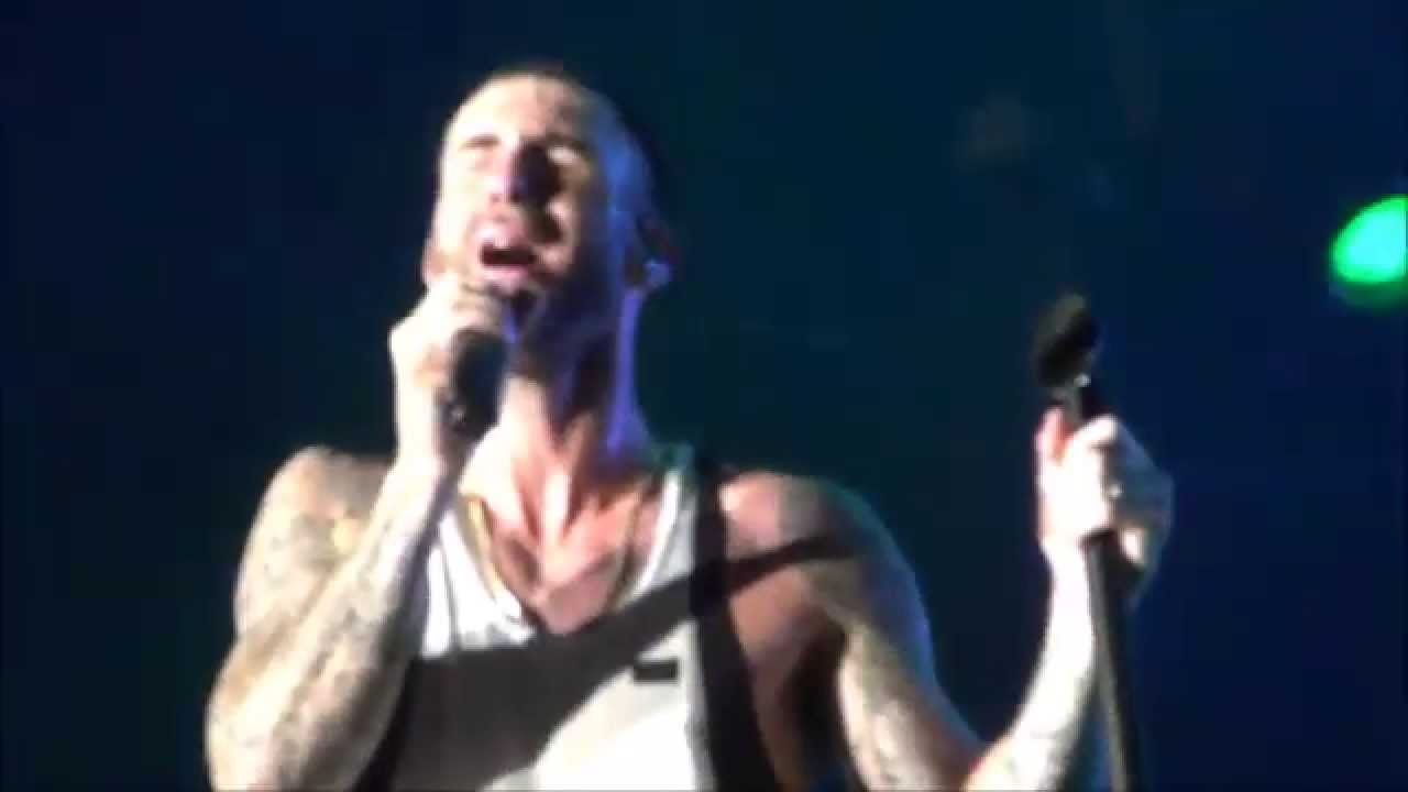 Maroon 5 - Moves Like Jagger + Sugar (Through With You Bridge Guitar Solo) Live at Singapore 2015