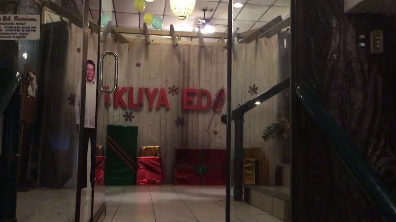 Kuya Ed dinner buffet with so amazed with the white parrot talking bird