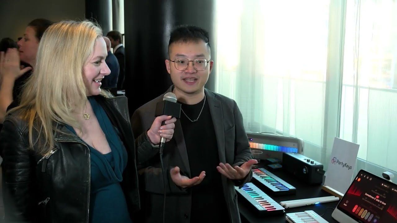 Бохан Чжан рассказывает о Party Keys в подарочных залах Grammy Gifting Suites в отеле W в Голливуде.