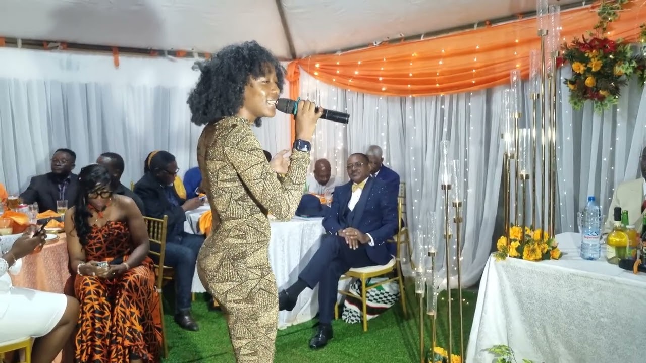 Noces de bois du Couple Mvoandji (5ème Anniversaire de mariage) : OFLIE EYAFA Chante Na tondi