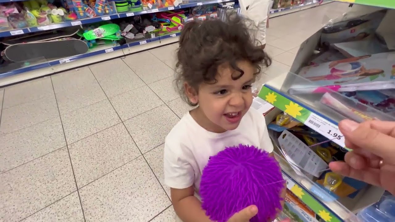 Amira se fait percer les oreilles