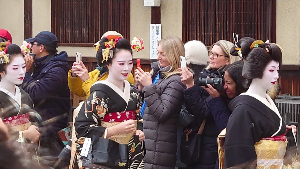 Geisha Walk in Gion Hanamikoji of Kyoto | 春の京都、祇園、花見小路を歩く外国人観光客と舞妓さん、海外の反応