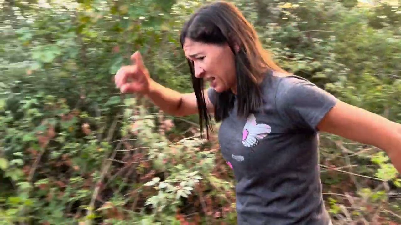 Claudinha foi atrás da Sara e se perdeu na mata
