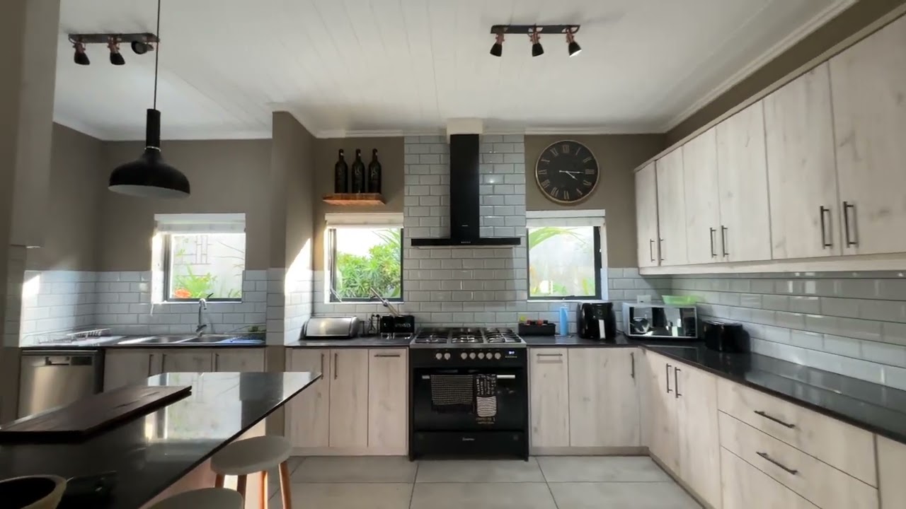 3 Bedroom, 3 Garages Home Northern Suburbs 0 Cape Town