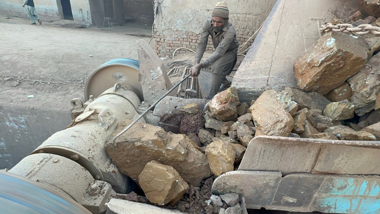 Breaking Giant Hopper Jam with Hammer Power!