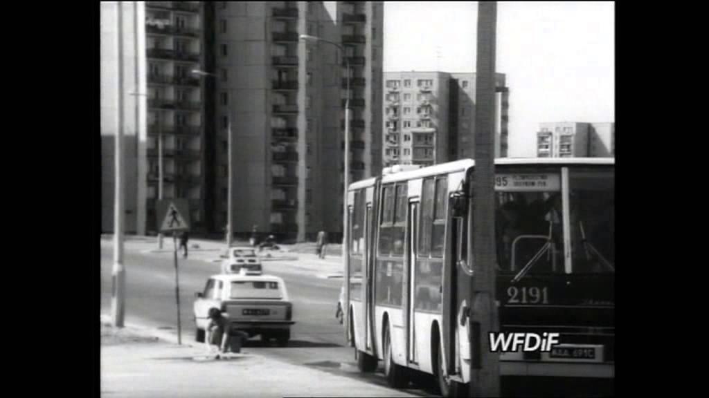 Kino, kawa i Warszawa: początki Ursynowa (1980), śpiewa Krzysztof Krawczyk w filmie Skupisko