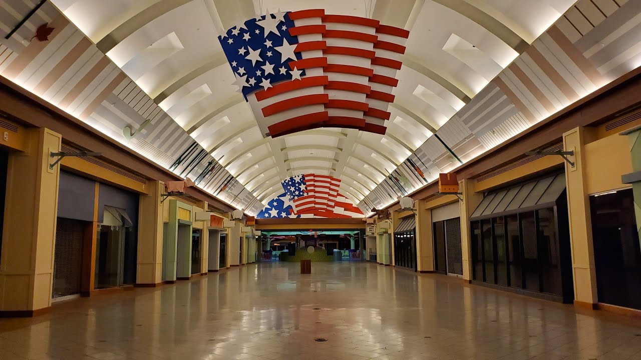 LIVE Inside An Extremely Dead Mall