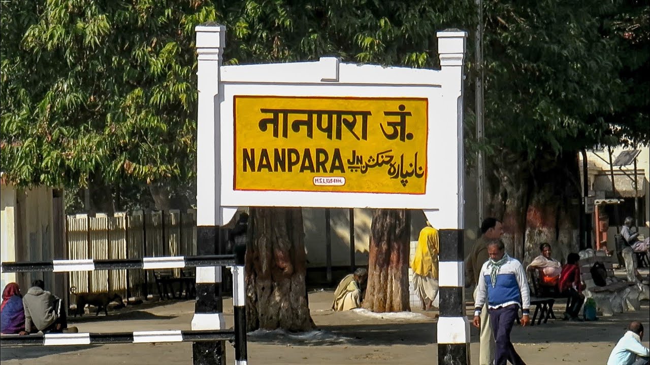 Departing Nanpara Junction : Nepalganj Bahraich MG Passenger