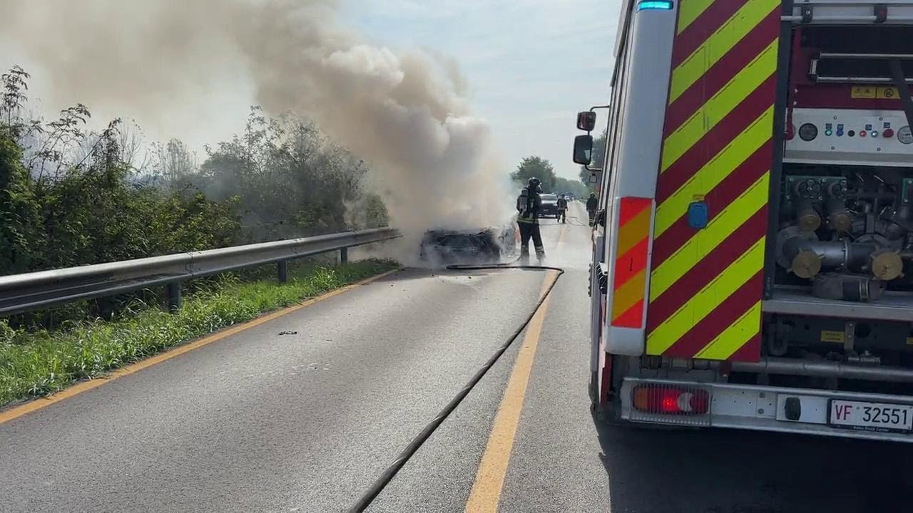 Brucia un'auto sul ponte di Gerola