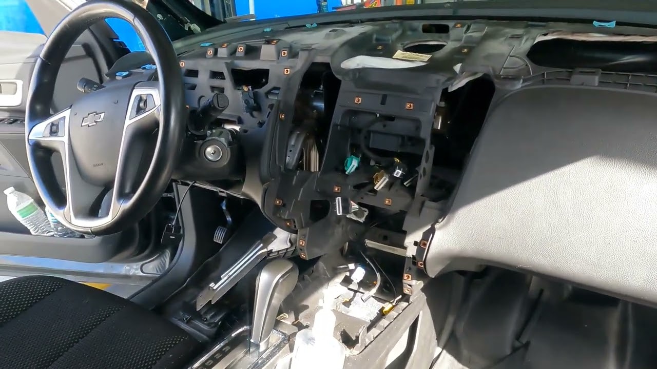 Щелкающий звук из-под панели приборов Chevrolet Equinox. Как это исправить?