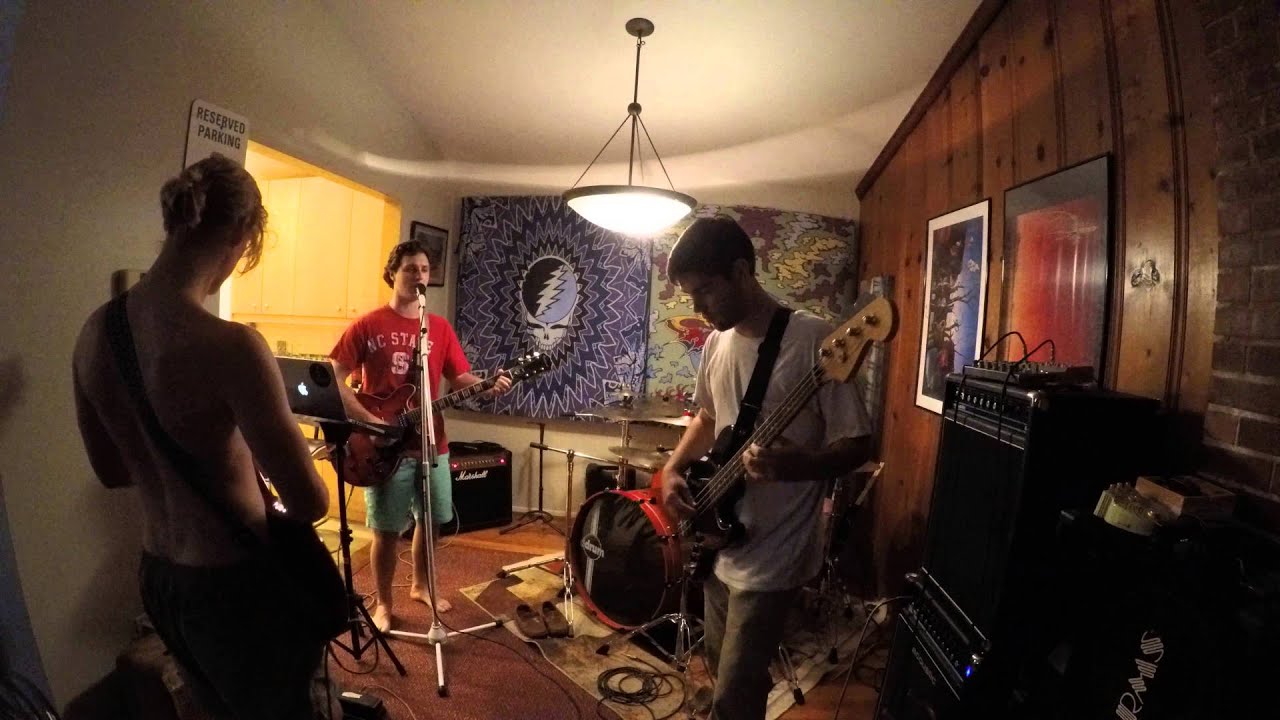 Extra Pulp performing 