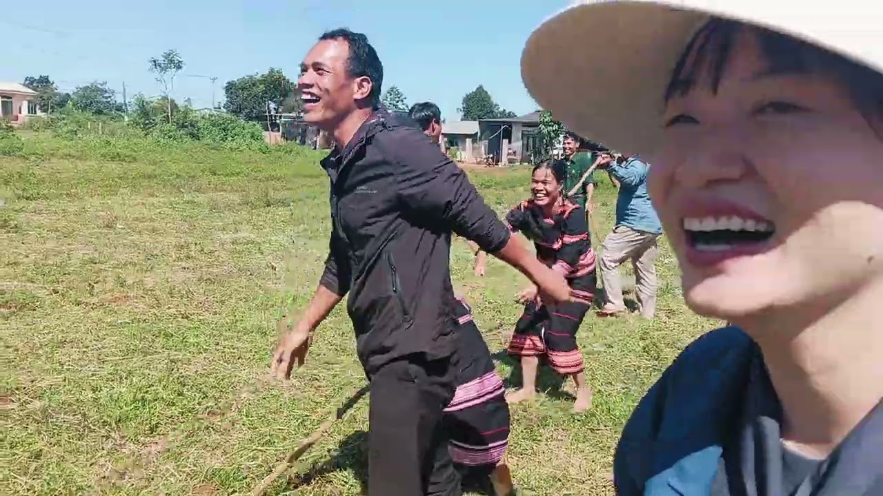 Ngay lê hôi đai đoan kêt dân tộc tro chơi keo co tai thông bong lar 