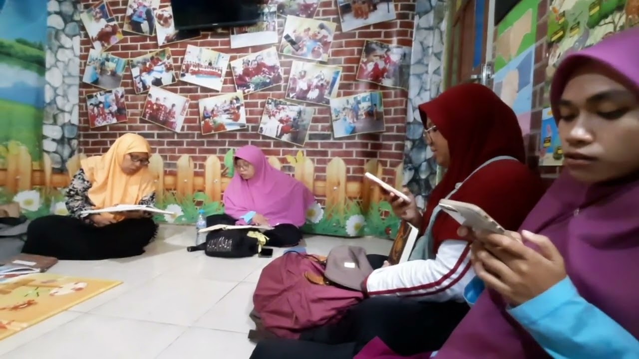 Bu Guru KB-TK Aisyiyah 38 Driyorejo Mengaji Bersama (Surah Al-Kahf)