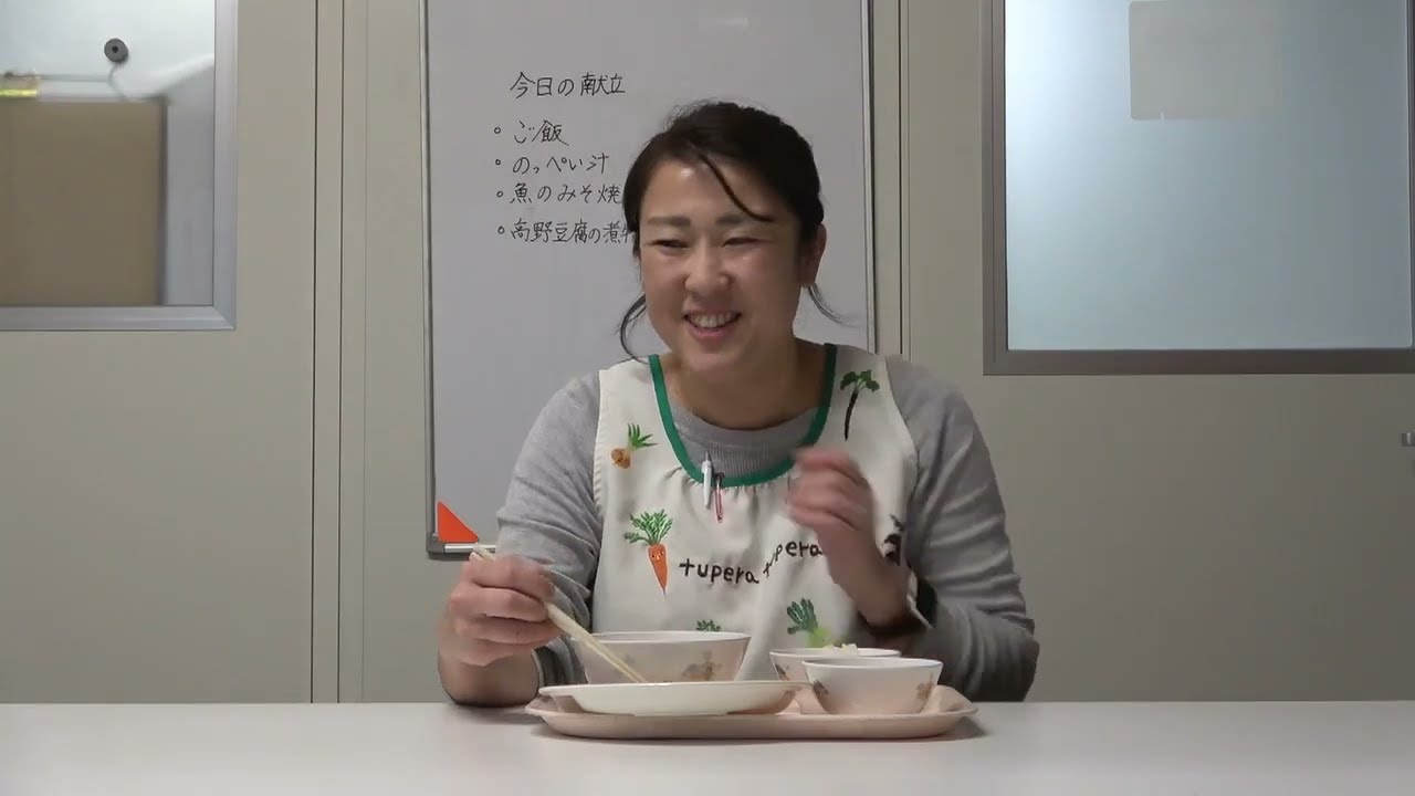 ともべ幼稚園　今日の給食「魚のみそ焼き」を食べる