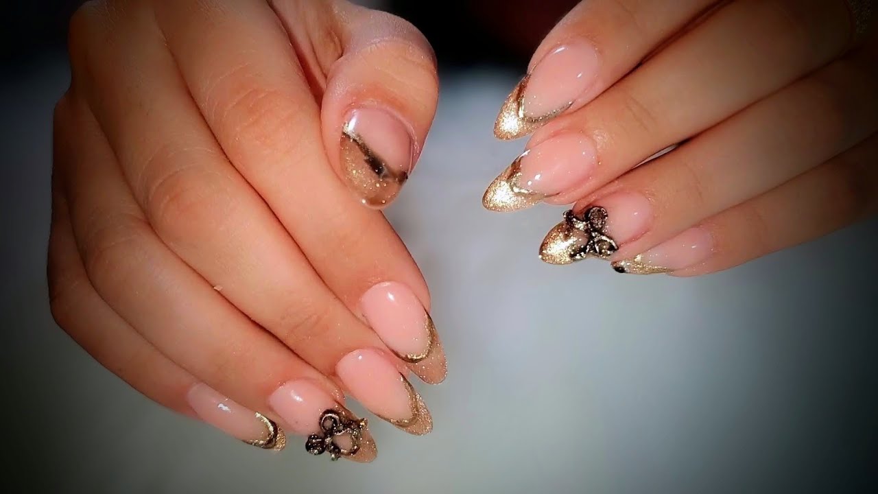 Uñas doradas con lazo (Estructura en Tip)