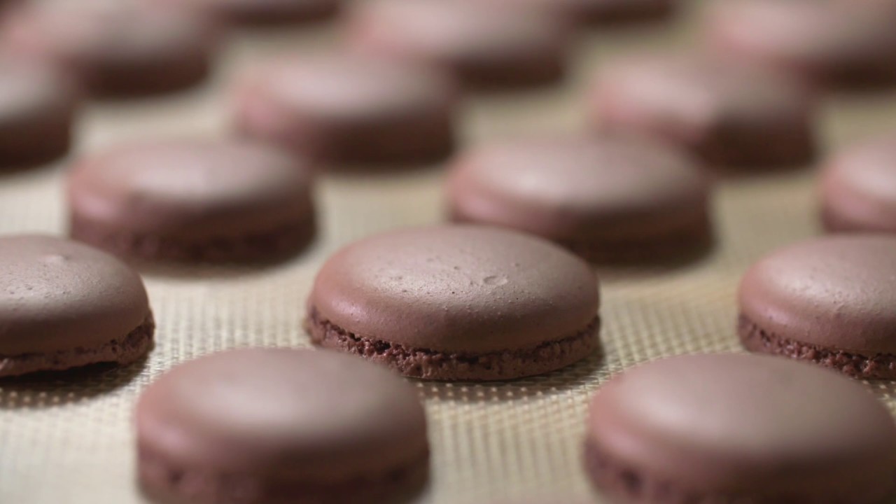 Valrhona - The Essentials - Cocoa macarons