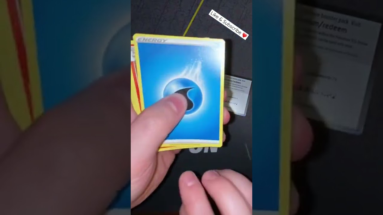 Pok&eacute;mon TCG Sword & Shield Chilling Reign Booster Pack opening