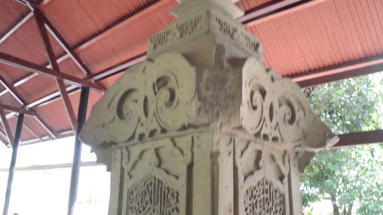 Makam Kandang XII, makam para Sultan Aceh Darusallam dg nisan yg indah terletak di kota Banda Aceh