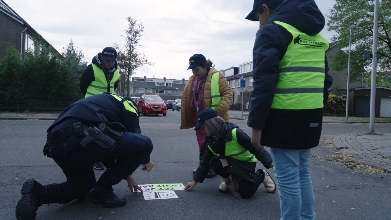 Politiekids lopen mee met de politie - Samen voor Overvecht