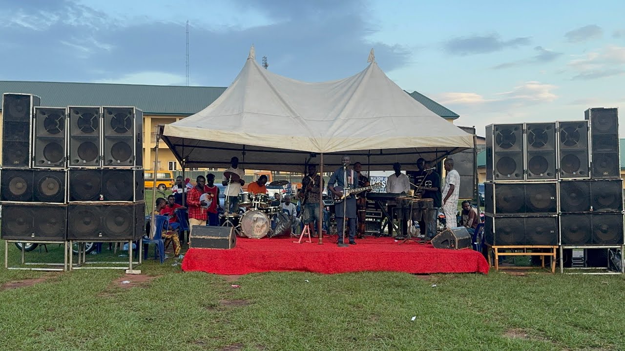 IKE SPACO PERFORMS LIVE IN AGBOR. SUBSCRIBE, BOOK, LIKE, SHARE AND COMMENT.