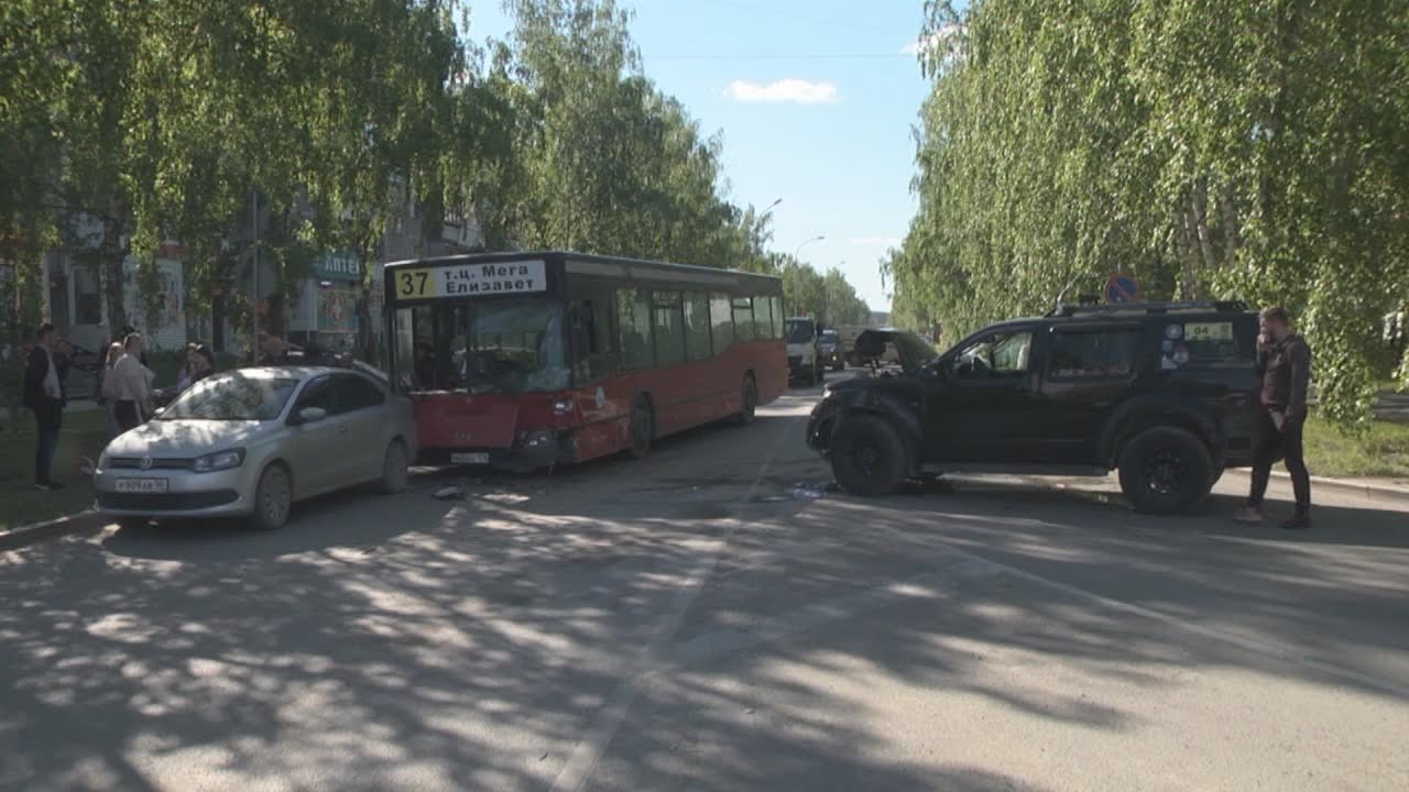 Искатель внедорожных приключений нашёл автобус на встречке.