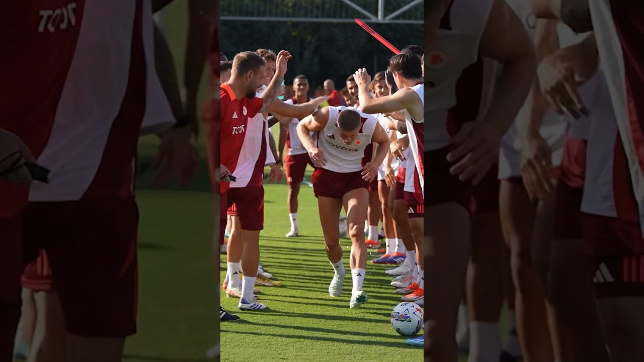 👋💥 First day tradition! 🐺 #asroma #newsigning