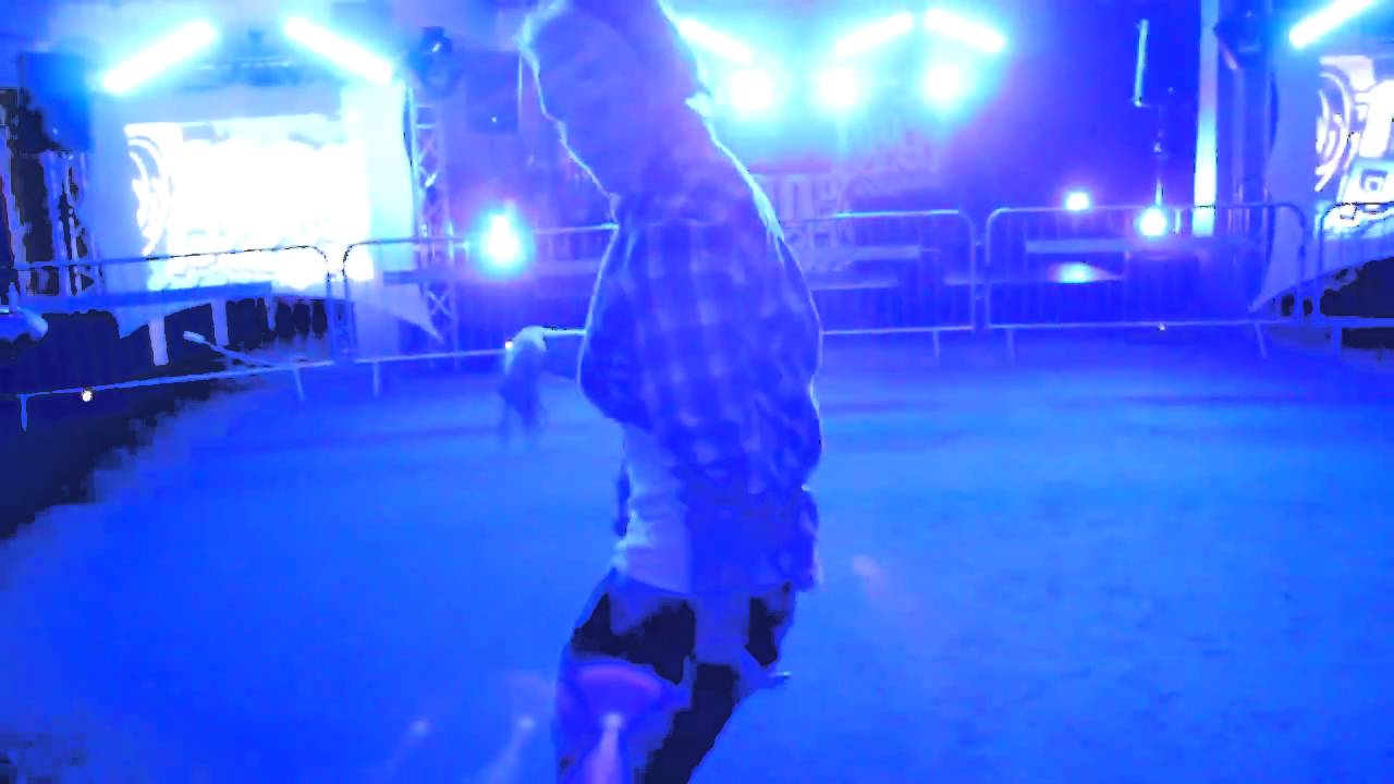 Sk&ouml;n snubbe som dansar   