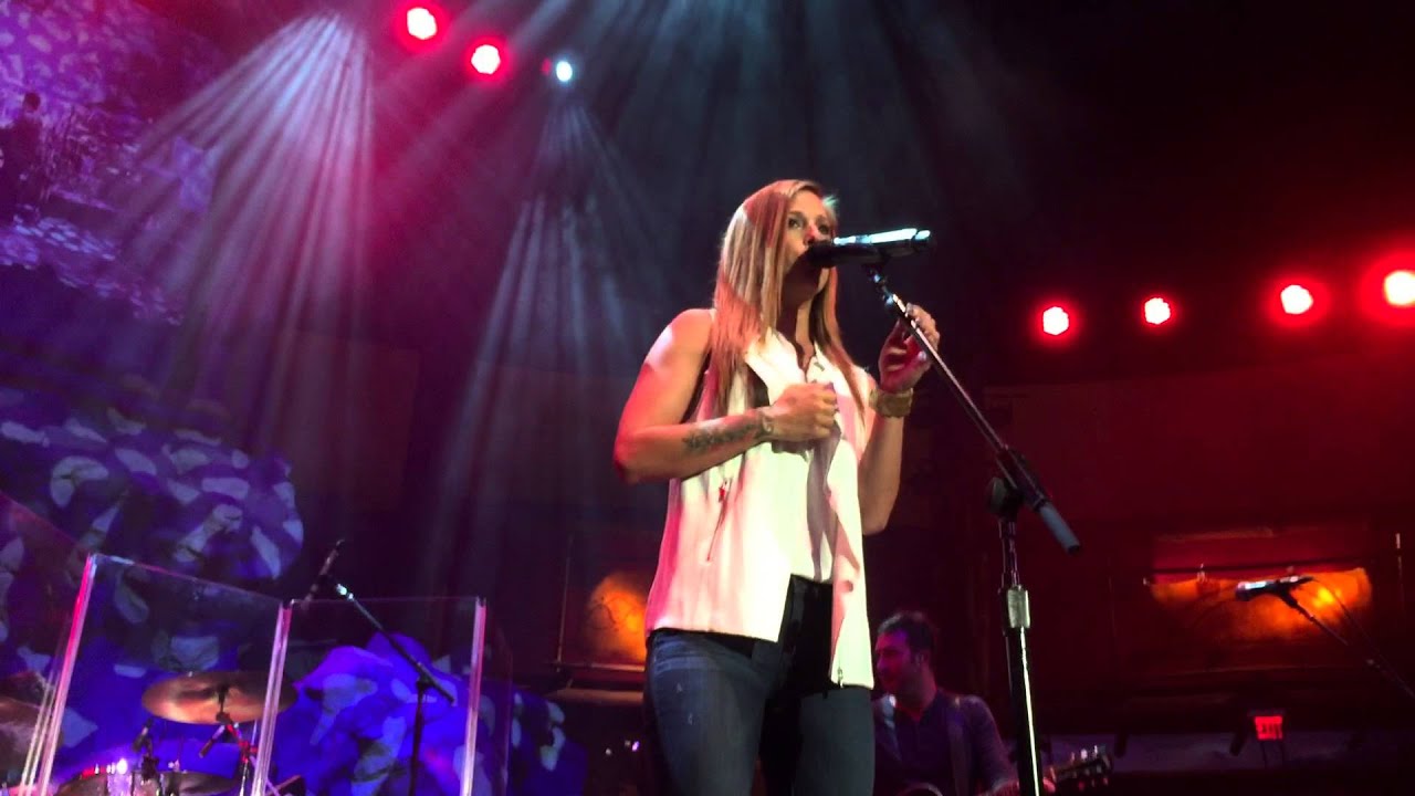 Cassadee Pope performing New song - Invincible (Live at Wolf Den)