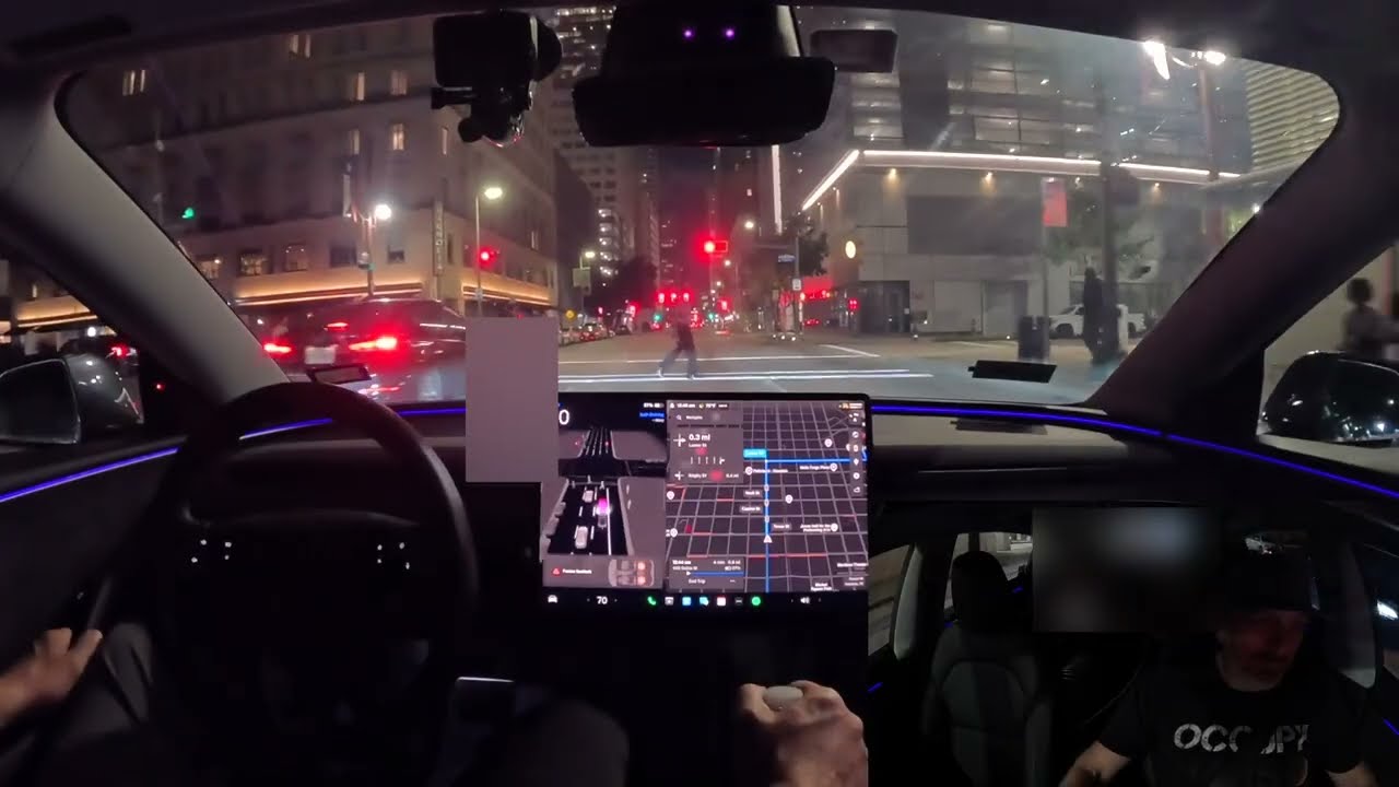 Tesla FSD 14.1.4 Uber везет двух молодых девушек в центр Хьюстона для их первого опыта работы с FSD