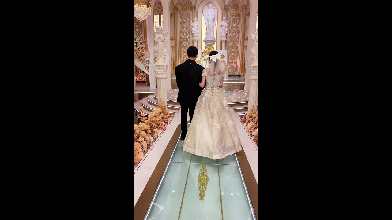 我也不知道我为什么要去...... #剧情 #短剧 #情侣 #恋爱 #前任婚礼