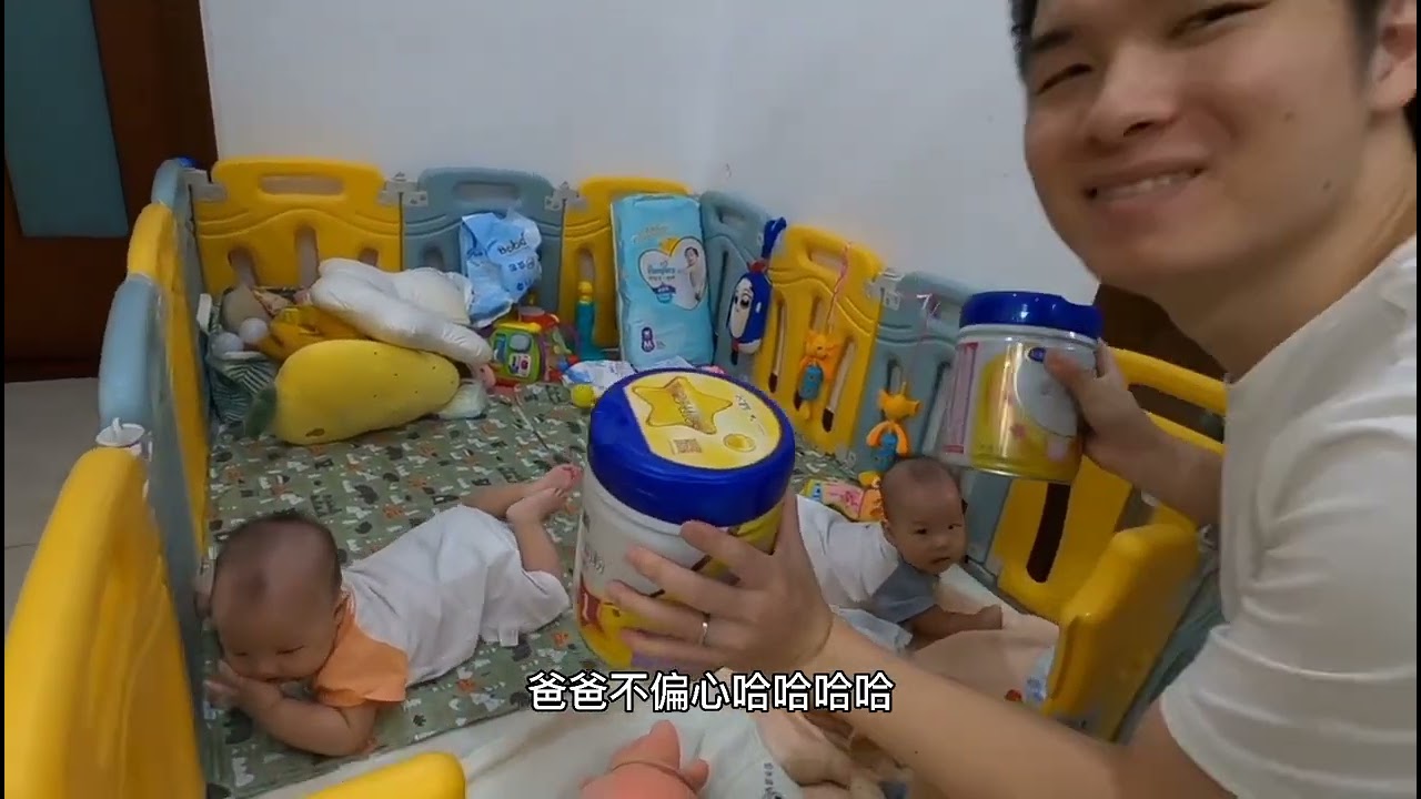 双胞胎儿子半夜这是干啥呢？有觉都不睡了，爸妈再困也能耐心陪着