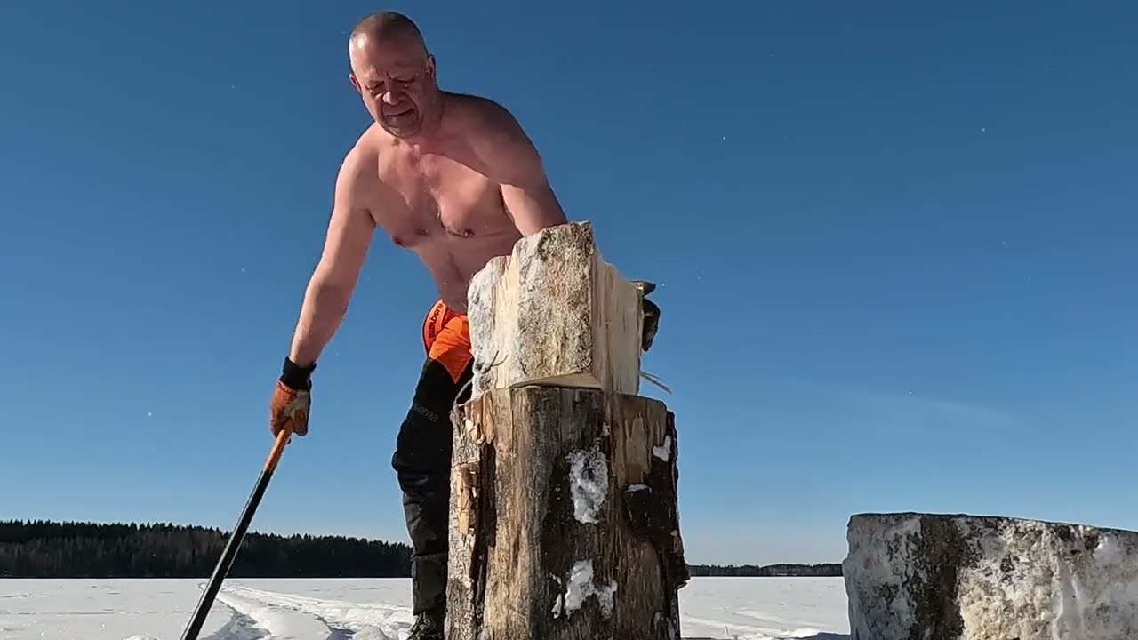 Посмотрите, как он рубит дрова на льду, не вспотев! 🤯