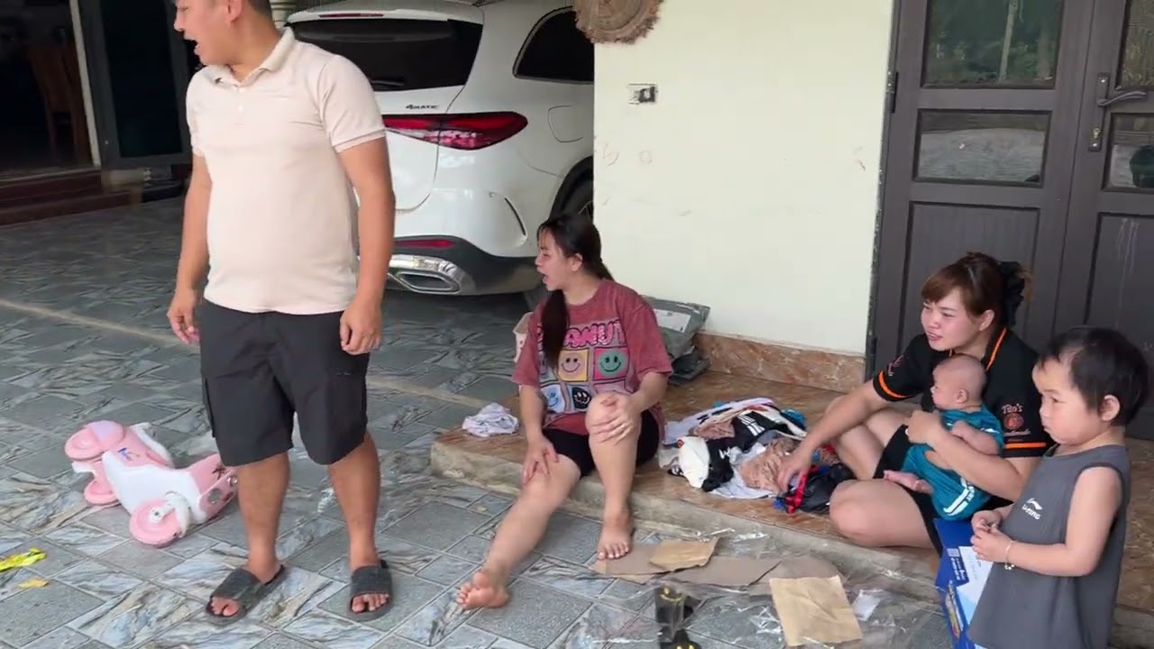 Thối Khắm Ganh Tị Vì Chú Anh Còi Không Mua Quần Áo Cho Mình
