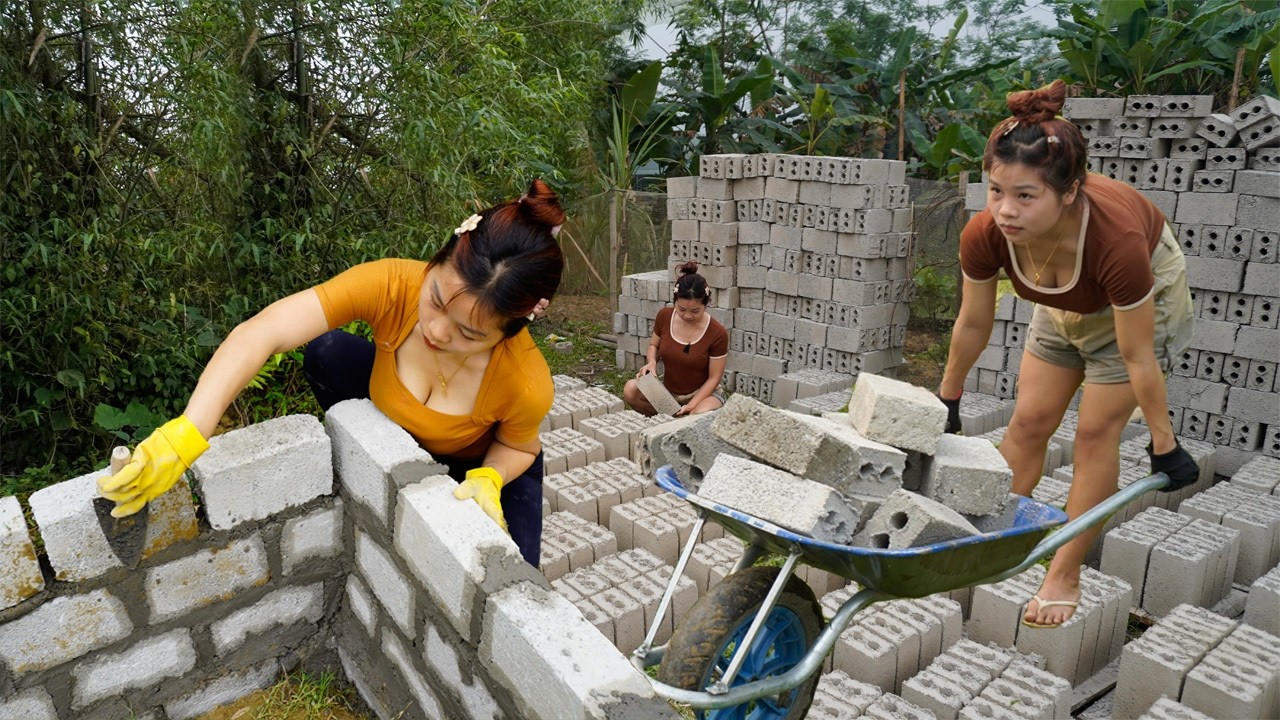 Back to the farm Build a new house on the farm after many years of living - Build brick walls