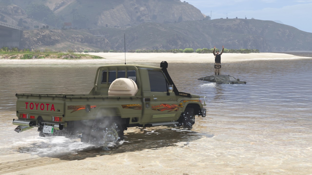 شرطي تمسخر على راعي الشاص و ظلمه لكن لما وقع في مشكلة ما صدق من فزع له | قراند 5 - GTA V