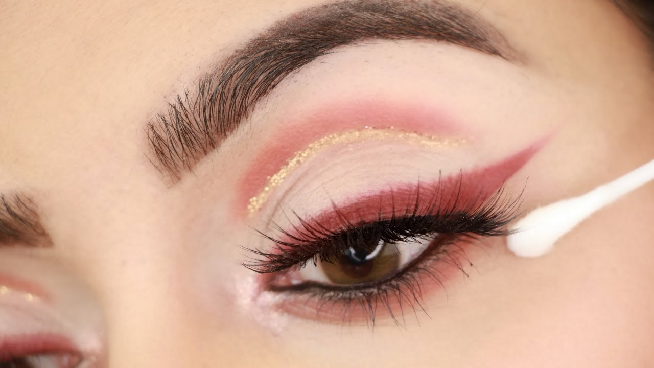 कट क्रीज़ Q-TIP के साथ कैसे करें | HOW TO DO CUT CREASE USING Q-TIP IN 2 STEPS | DEEPTI GHAI SHARMA