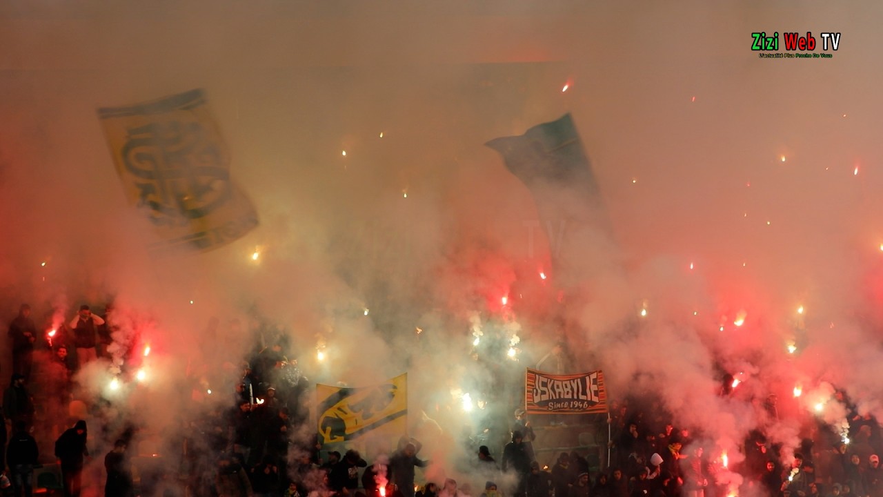 JSK – Magnifique Animation Des Supporters Des Canaris Au Stade Hocine Ait Ahmed De Tizi-Ouzou …