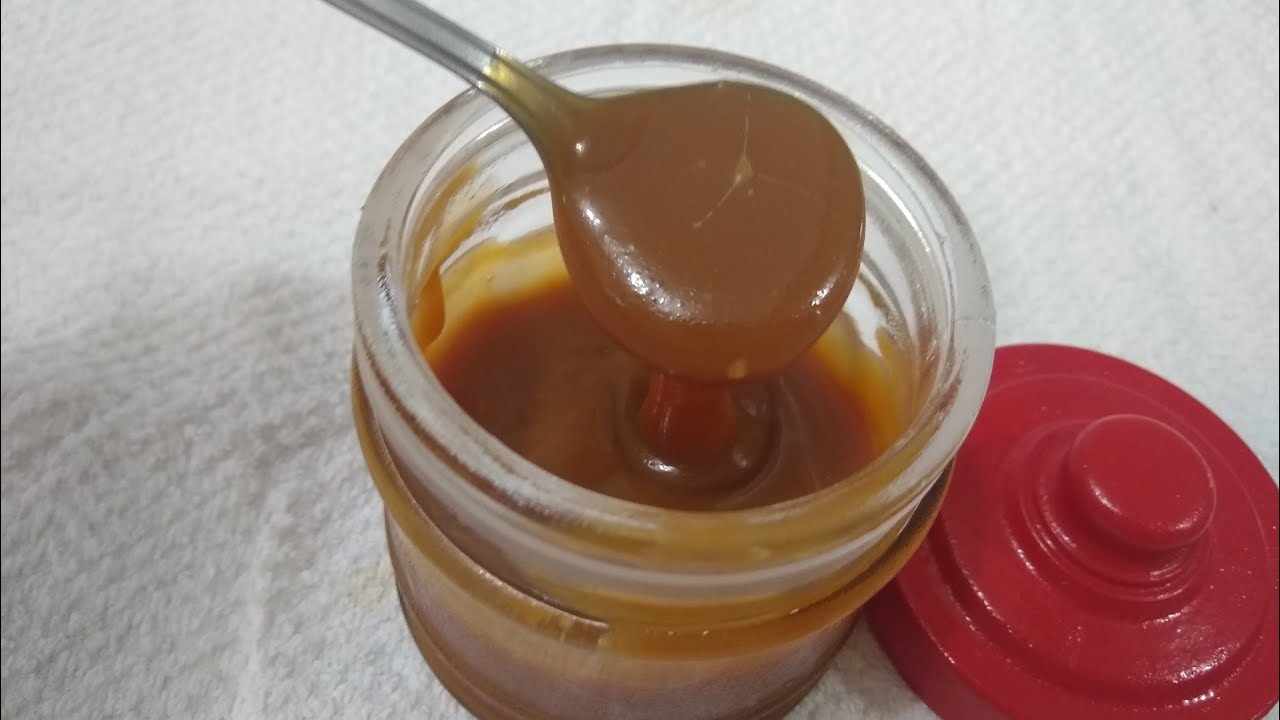 Calda de caramelo com leite.