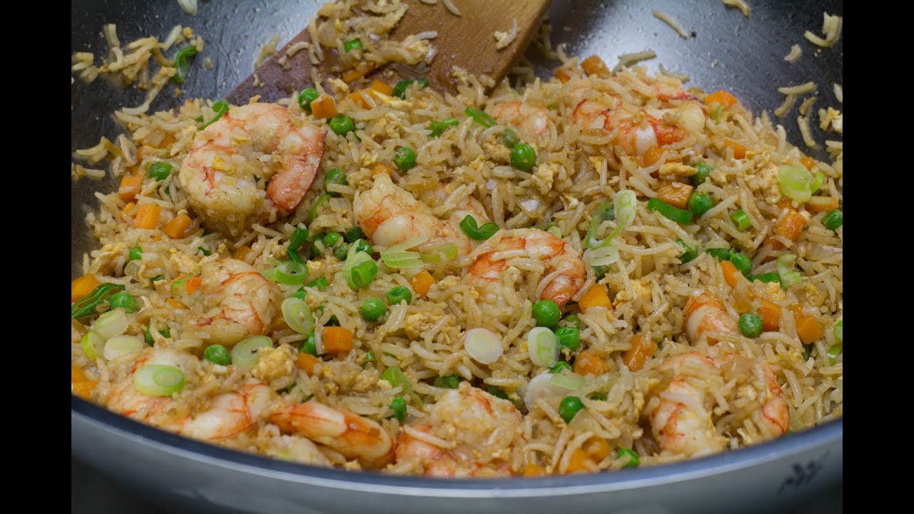 Wali wa kukaanga wenye kamba wadogo (Shrimps) na mbogamboga