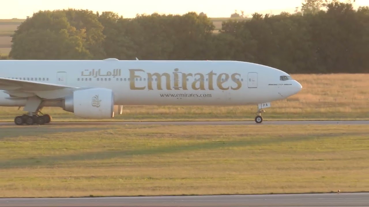 B77W Emirates