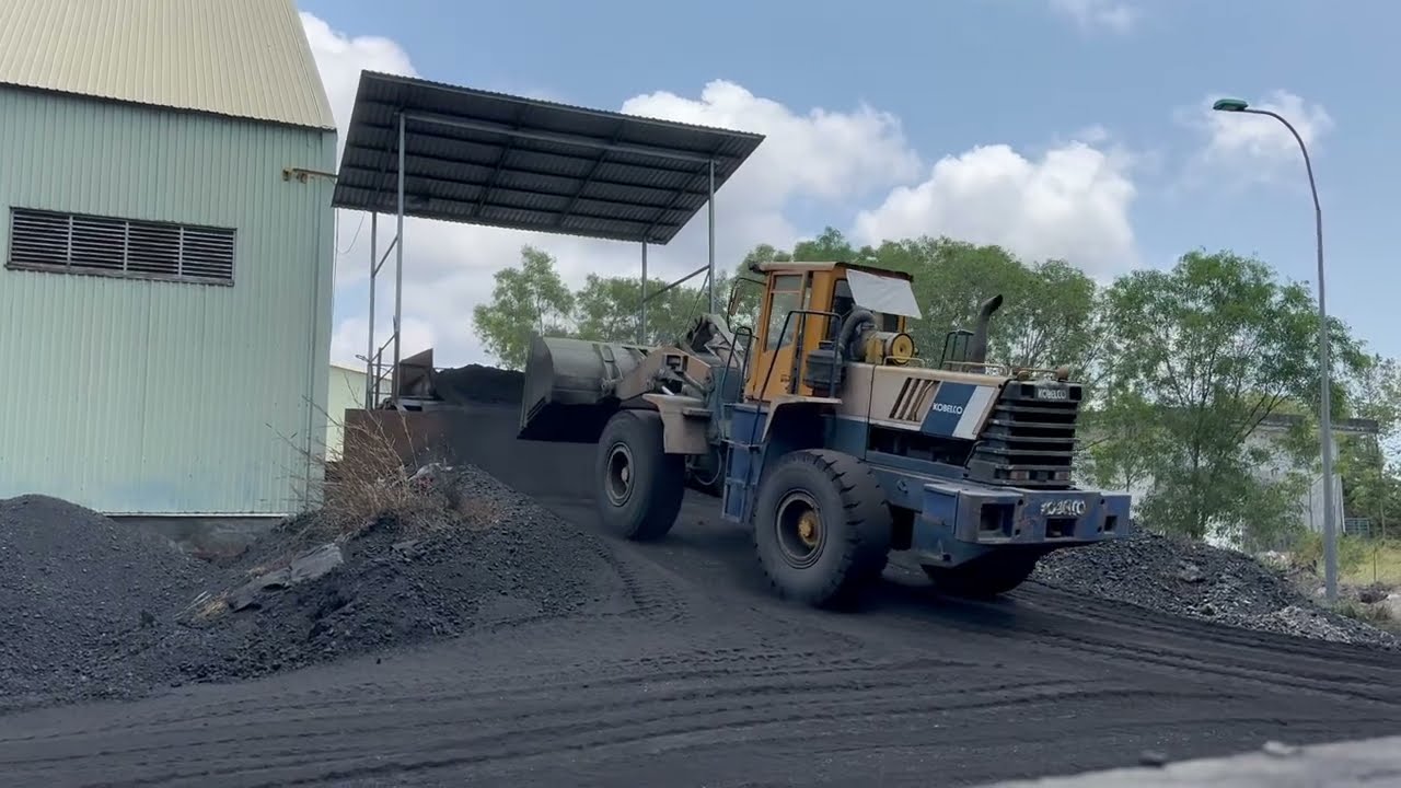 Kobelco wheel loaders are transporting coal and fuel to operate the clinker kiln