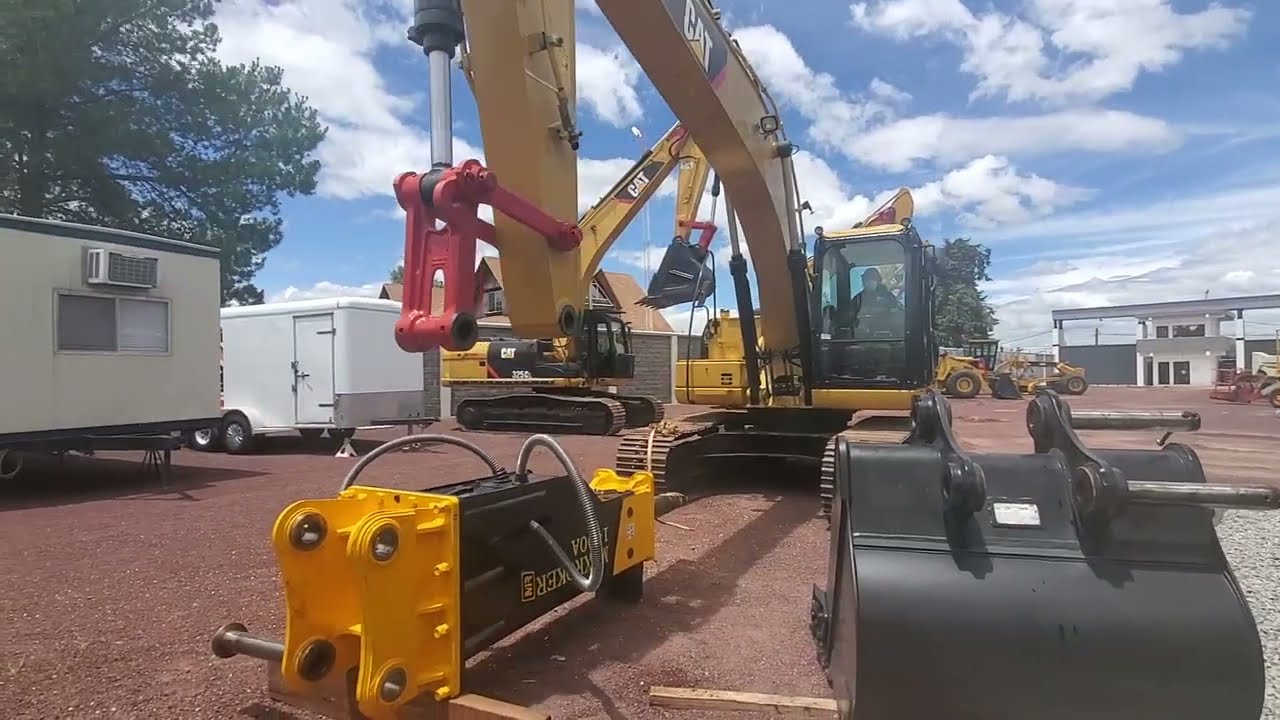 Instalación de Martillo Hidráulico MAXROKER en Excavadora Hidráulica Caterpillar 320D3 - en patio.