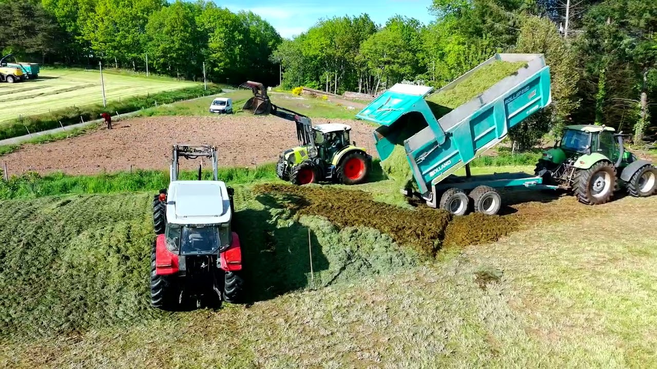 Fauchage et ensilage d'herbe en châtaigneraie ( CANTAL )